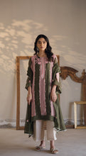 Load image into Gallery viewer, Jaania in Green/Pink