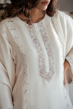 Load image into Gallery viewer, Azura set in white