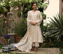 Load image into Gallery viewer, Ivory cutwork dupatta with kurta