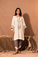 Load image into Gallery viewer, Ama’ya petals kurta