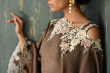 Load image into Gallery viewer, Bronze cape